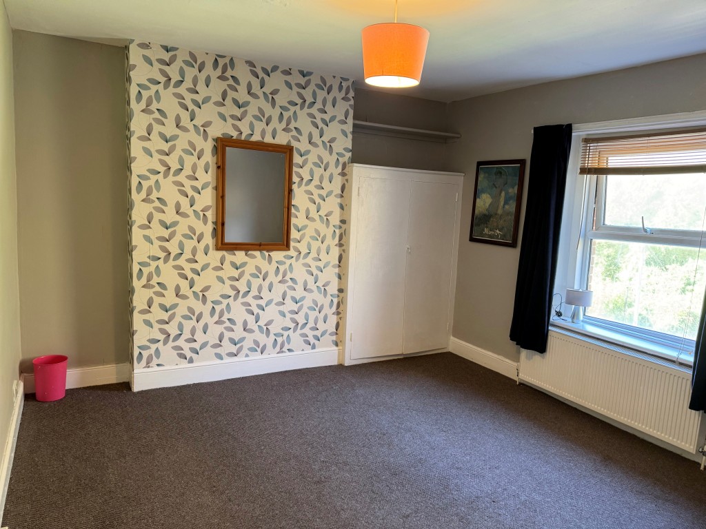 Lot: 139 - ONE-BEDROOM FLAT WITH PARKING FOR INVESTMENT OR OCCUPATION - The Bedroom